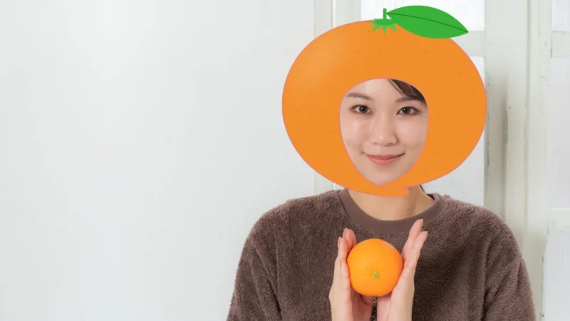 ミカンの被り物を被った女の子